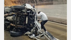 터널서 1t 트럭 ‘쿵’…가족여행가던 소방관이 유리창 뜯어내 구했다