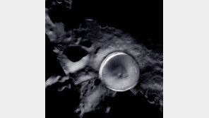 다누리가 찍은 달 분화구…‘영원한 어둠’ 드러냈다