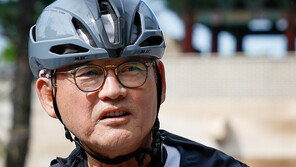 ‘자전거 타고 돌아온’ 유인촌 장관 후보에 문화예술계 “기대 반 우려 반”