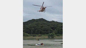 상주서 다리 건너던 승용차 물에 휩쓸려…헬기로 구조