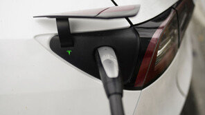 英정부, ‘전기차 전환’ 2030→2035년 연기…車업체들 ‘분노’