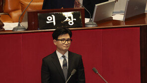 한동훈 ‘18쪽 체포동의요청’에 민주 “필리버스터냐”…아수라장