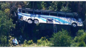 美 뉴욕주 고속도로서 학생 태운 버스 전복…최소 1명 사망·45명 부상