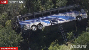 뉴욕 고속도로 버스 전복사고… 2명 죽고 학생 수십명 부상