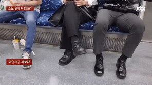 지하철 쩍벌男, 햄버거 ‘쩝쩝’ 먹더니 쓰레기까지 버리고 갔다