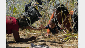 “철조망을 넘어서라도” 미국 국경 불법 이민자 급증