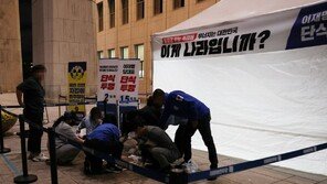 이재명 단식장서 흉기 휘두른 50대 유튜버 구속 송치