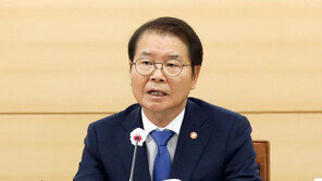 성희롱 강등 직원에 성과급…고용 장관, 산하 기관장들 질책