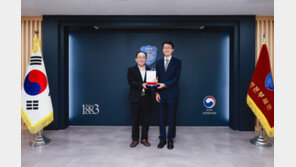 ‘가짜 BTS 마스크팩 11만 장 적발’…하이브, 인천세관에 감사패 전달 