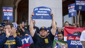 “인간 필요 없어”…美서 자율주행트럭 탑승 의무화 논란