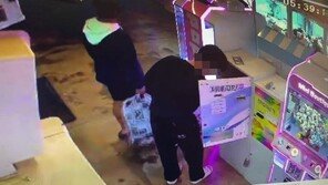 “저건 못 잡아”…인형뽑기방서 수백만원 턴 10대들에 점주 울분