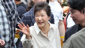 박근혜 전 대통령, 추석 연휴 앞두고 대구 사저 인근 전통시장 방문