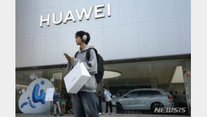 유덕화 모델로 세운 中화웨이 신제품 발표회…최신 스마트폰엔 함구