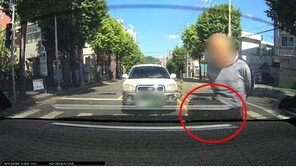 뒷짐지고 무단횡단하다 차 걷어찬 남성…“눈빛 살벌, 경찰이 그냥 보냈다”