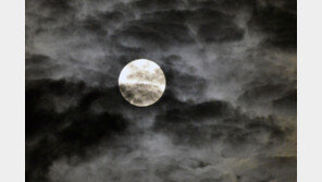 한가위 보름달, 구름 사이로 ‘빼꼼’…달맞이 오후 6시14분부터