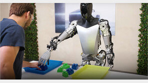 블록 정리하고, 한발 요가도 척척…진화된 테슬라 로봇 ‘옵티머스’