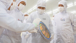 반도체 공장 찾은 추경호 “경기 회복국면 시작…더 나아질 것”