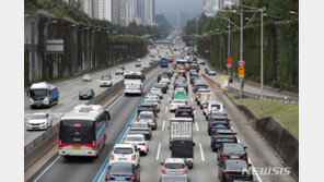 추석 귀성길 고속도로 정체 시작…서울→부산 7시간