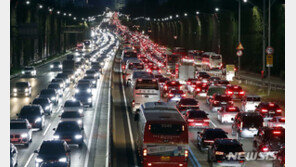 밤되자 추석 전날 귀성길 정체 풀려…서울→부산 4시간반