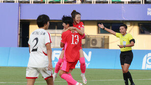 여자축구, ‘남북대결’서 1-1로 전반종료…손화연 퇴장