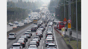 ‘부산→서울 4시간40분’…꽉 막힌 귀경길 새벽 1~2시 뚫려