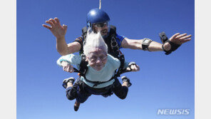 “나이는 숫자”…美 104세 할머니, 세계 최고령 스카이다이빙 성공