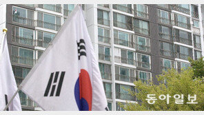 개천절에 나홀로 걸린 태극기