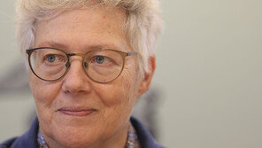 “노벨물리학상도 학생과 못 떼어놔”…여성 수상자 륄리에 “상 잊고 강의에 집중”