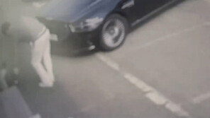 편의점 입구에 커피 쏟아 버린 남성…“비 오면 다 쓸려간다” 뻔뻔