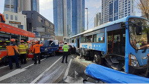 해운대 미포오거리서 제네시스 역주행…시내버스 등 5대 연쇄추돌·8명 부상