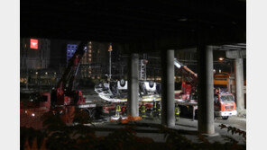 伊 고가도로서 버스 추락… 최소 21명 숨져 