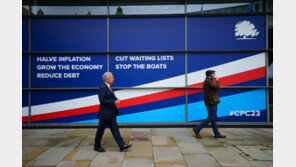 英 “난민 허리케인 막아야”… 유럽에 다시 ‘우파 포퓰리즘’ 바람 