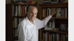 “자느라 전화 안 받아”…결과 유출 몰랐다는 노벨 화학상 수상자