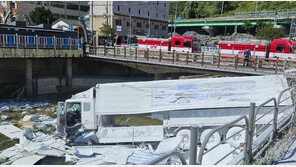 정선서 16톤 탑차 가건물 충돌 후 하천 추락 ·…1명 사망·1명 실종· 2명부상