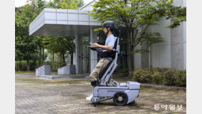 계단 오르내리고 서서 이동 가능한 ‘로봇 휠체어’ 세계 첫 개발