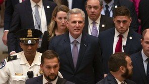 매카시 해임에 놀란 여야…“개딸만 보며 동료를 적으로” “극우 유투버 우려”