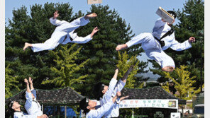 “듬직하시죠” 날아오른 55사단 태권도 시범단 