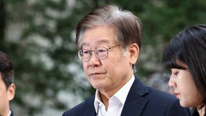 이재명, ‘대장동·위례 의혹’ 첫 재판 출석…질문엔 묵묵부답