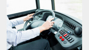 승객 태우고 아내 버스 운전 연습시킨 기사…지노위 “해고는 부당”