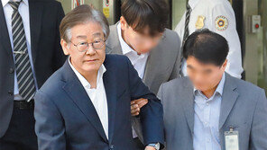 대장동 첫 재판서 정진상 안아준 이재명