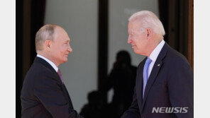 미국, 러시아 외교관 2명 추방…“괴롭힘 참지 않겠다”