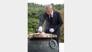 유인촌 장관, 현충원 참배…“문화로 국민들에게 희망과 위로를”