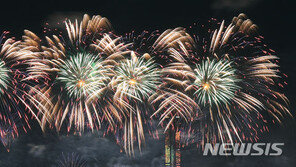 명당 찾아 삼만리…여의도 불꽃축제 100만명 몰려 ‘인산인해’
