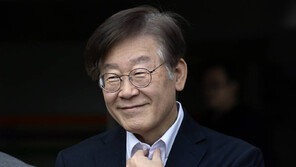 퇴원한 뒤 강서구 달려간 이재명 “거대한 장벽 손잡고 넘어가자”