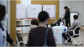 “출근 전 왔어요”…직장인들로 붐빈 강서구청장 투표소