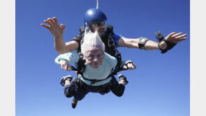 104세 ‘최고령 스카이다이버’ 할머니, 등극 8일 만에 영면