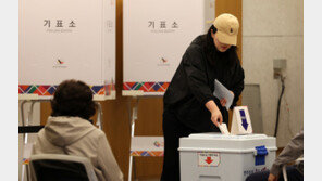 점심시간 쪼개 새 강서구 일꾼에 ‘한 표’…사원증 맨 직장인들 투표소 발길