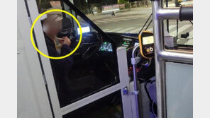 신호 정차 중 ‘후~ 후룩’ 컵라면 먹은 백발의 버스기사…“처우 개선 시급”