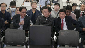 개표만 남았다…與 차분한 분위기, 野 투표율에 환호·박수