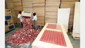 합판 속에 담배 숨겨… 32억 상당 밀수출 적발 